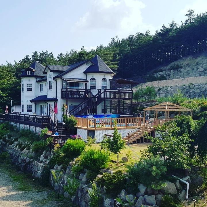 Another World Pension Gyeongju Exterior photo
